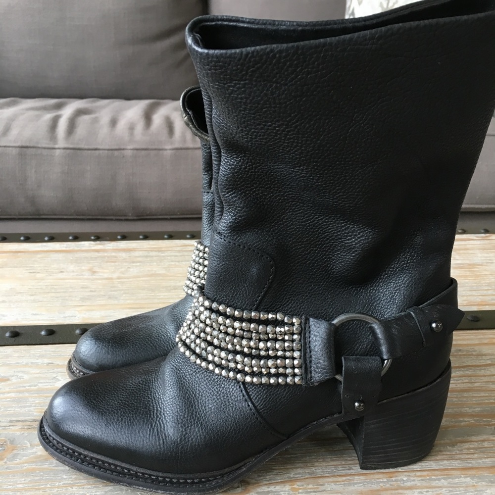 Vera Wang Leather Boots - 8
